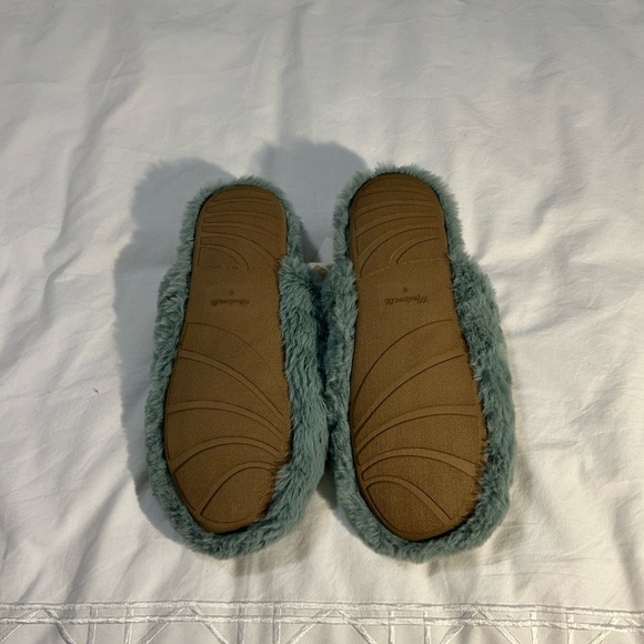 NWT Madewell fluffy slippers in sage - Picture 2 of 2